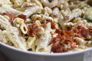 Pastasalat med kylling bacon & karry dressing