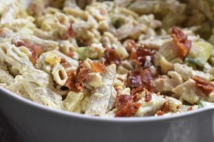 Pastasalat med kylling bacon & karry dressing