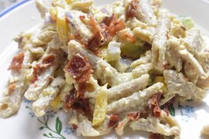 Pastasalat med kylling bacon & karry dressing