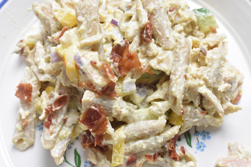 Pastasalat med kylling bacon & karry dressing
