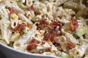 Pastasalat med kylling bacon & karry dressing