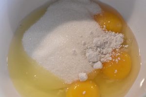 Blåbærkage med makroner - nem makronkage