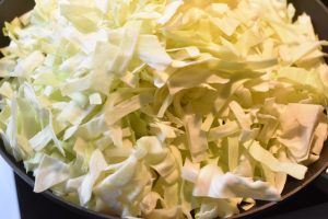 Stegt spidskål med æbler - nem sund opskrift