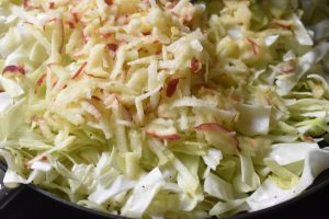 Stegt spidskål med æbler - nem sund opskrift 