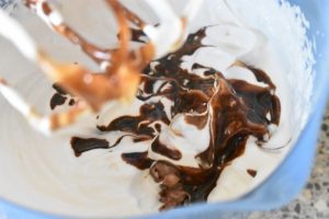 Vandbakkelser med kakao, kaffe flødeskum og mokkaglasur