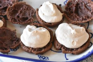 Vandbakkelser med kaffe flødeskum og glasur