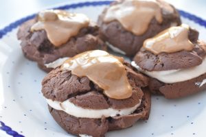 Vandbakkelser med kakao, kaffe flødeskum og mokkaglasur