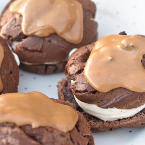 Vandbakkelser med kaffe flødeskum og glasur