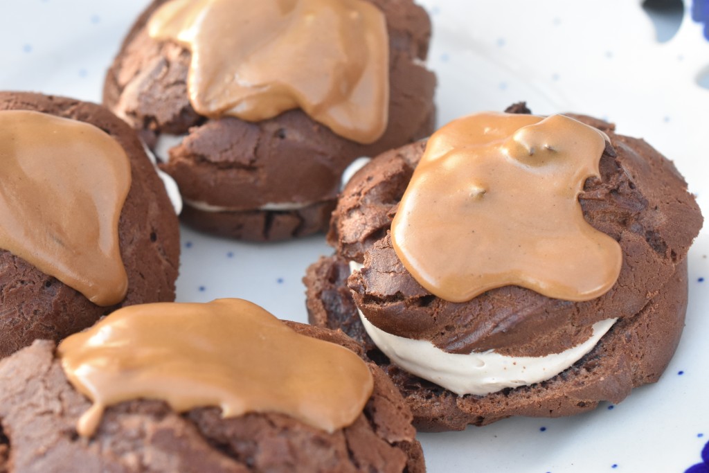 Vandbakkelser med kaffe flødeskum og glasur