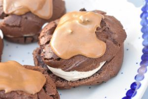 Vandbakkelser med kakao, kaffe flødeskum og mokkaglasur