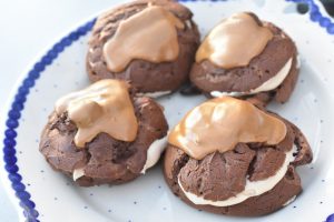 Vandbakkelser med kaffe flødeskum og glasur