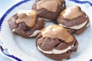 Vandbakkelser med kakao, kaffe flødeskum og mokkaglasur