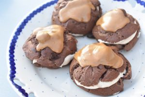 Vandbakkelser med kakao, kaffe flødeskum og mokkaglasur