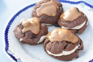 Vandbakkelser med kakao, kaffe flødeskum og mokkaglasur