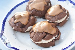 Vandbakkelser med kakao, kaffe flødeskum og mokkaglasur