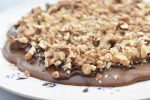 Karameltærte med chokolade og valnødder