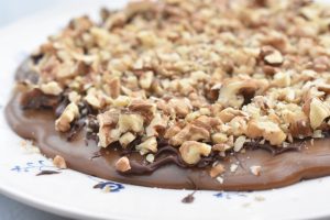 Karameltærte med chokolade og valnødder
