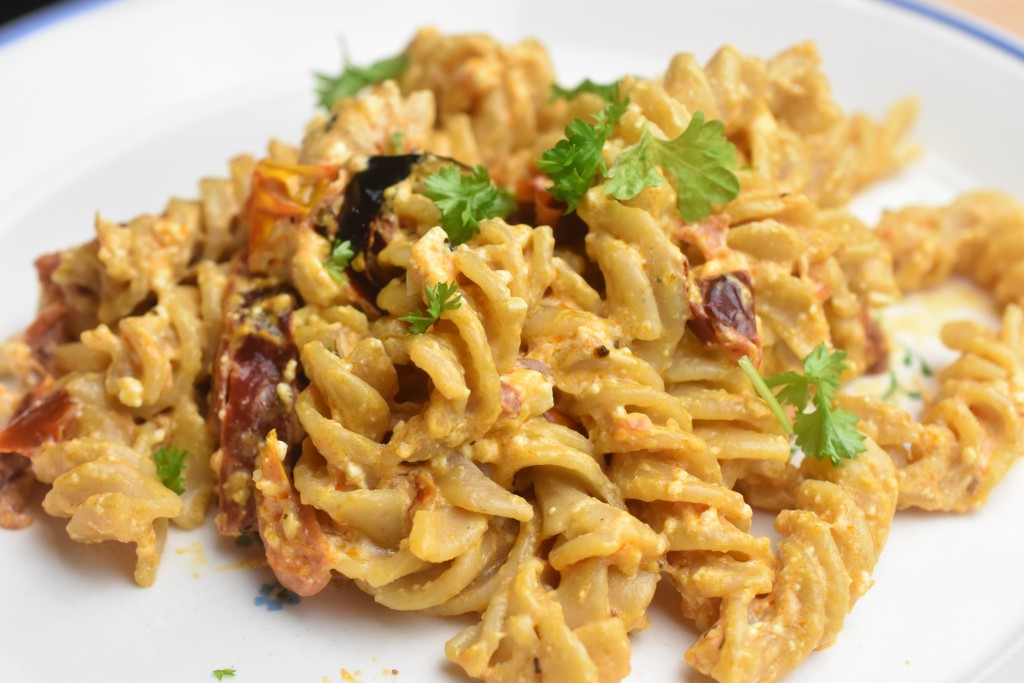 Pasta med bagt feta og tomat - tiktok pasta