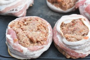 Hakkebøf med grøntsager og bacon på grill - opskrift 