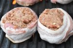 Hakkebøf med grøntsager og bacon - opskrift