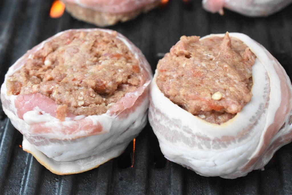 Hakkebøf med grøntsager og bacon - opskrift