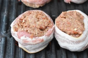 Hakkebøf med grøntsager og bacon på grill - opskrift 