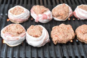 Hakkebøf med grøntsager og bacon på grill - opskrift 