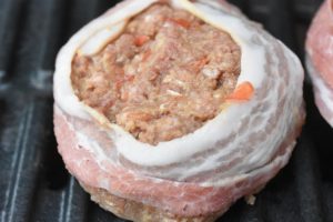 Hakkebøf med grøntsager og bacon på grill - opskrift 