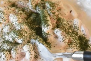 Rejesalat nem opskrift med asparges og dild