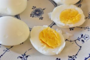 Fyldte æg med rejer - opskrift på deviled eggs