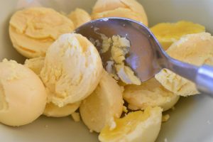 Fyldte æg med rejer - opskrift på deviled eggs