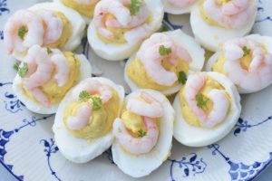 Fyldte æg med rejer - opskrift på djævleæg