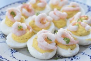 Fyldte æg med rejer - opskrift på deviled eggs