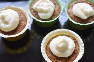 Påskemuffins med gulerod - nem påskekage