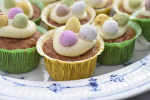 Påskemuffins med gulerod - nem påskekage