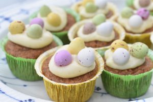 Påskemuffins - gulerodsmuffins med smørcreme