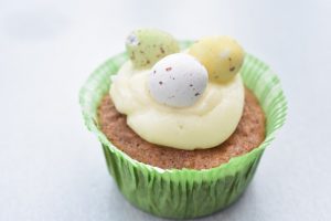 Påskemuffins med gulerod - nem påskekage