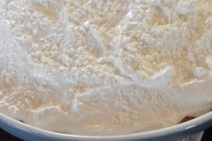 Æblekage med kokosmarengs - god opskrift