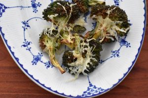 DSC_2799 • nogetiovnen.dk Broccoli i ovn med parmesan - bagt broccoli