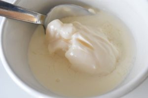 Thousand Island dressing - god nem opskrift - mayonnaise røres med fløde