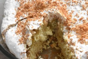 Rabarberkage med kokosmarengs - opskrift