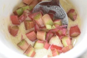 Kage i kop med rabarber - mug cake opskrift 