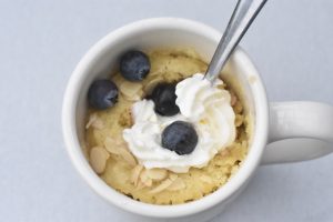 Kage i kop med rabarber - mug cake opskrift 