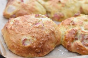 Rabarberbrud - gode luftige boller med rabarber