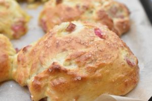 Rabarberbrud - gode luftige boller med rabarber