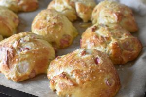 Rabarberbrud - gode luftige boller med rabarber