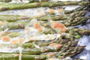 Grønne asparges med mozzarella i ovn