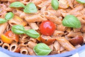 Pesto pasta med tomater - nem lækker opskrift