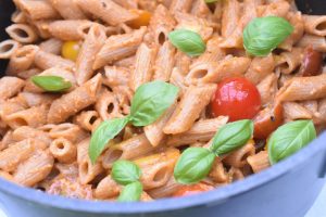 Pesto pasta med tomater - nem lækker opskrift
