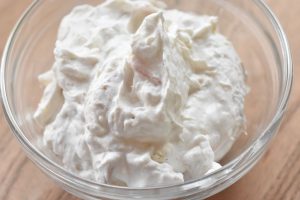 Firkantet lagkage med rabarber og kokos